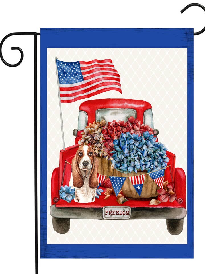 Drapeau de jardin Bassett Hound dans un camion rouge pour la vente par Happy Cow Lawn Decor