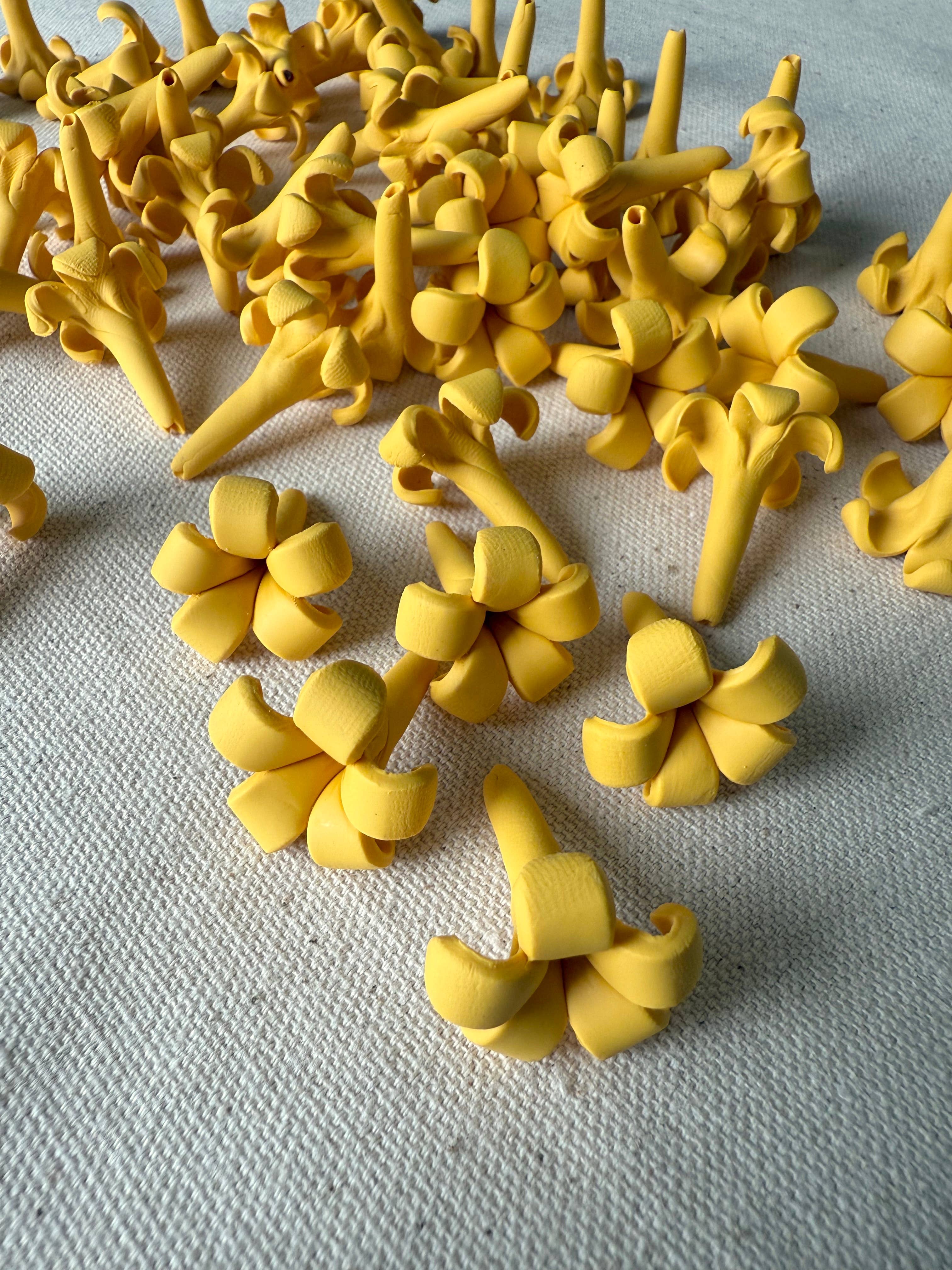 OpalHaus - Vendita all'ingrosso Fiori finti - Fiori in argilla Puakenikeni impermeabili, fiori dorati, fatti a mano1