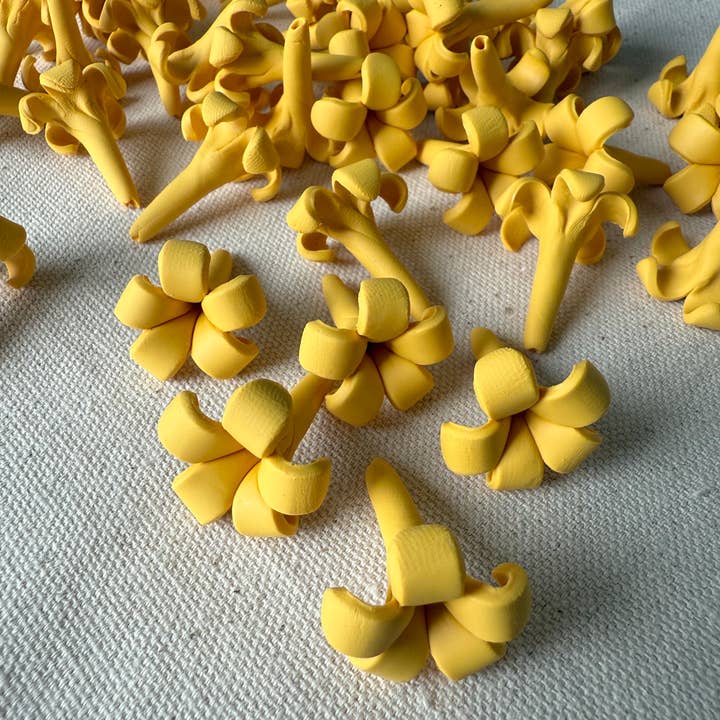 OpalHaus - Vendita all'ingrosso Fiori finti - Fiori in argilla Puakenikeni impermeabili, fiori dorati, fatti a mano1