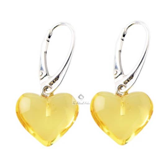 Pendants d'oreilles cœur ambre de la Baltique citron avec fermoirs pour la vente par The Natural Amber