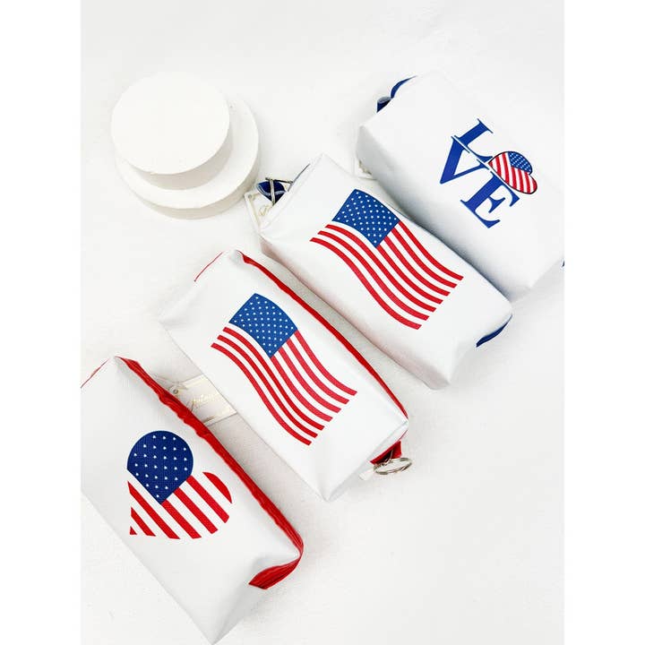 Pochette à imprimé drapeau américain pour la vente par Love and Repeat