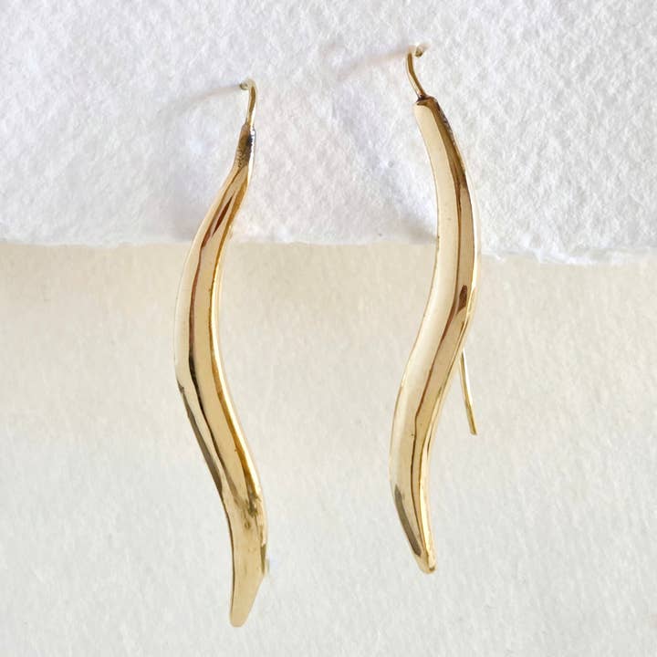 Boucles d'oreilles modernes et élégantes en laiton lisse en forme de courbe pour la vente par Bisjoux