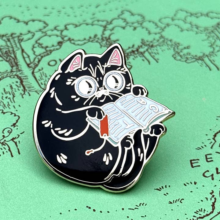 Épingle en émail Chat lecteur de livre pour la vente par Paper Puffin