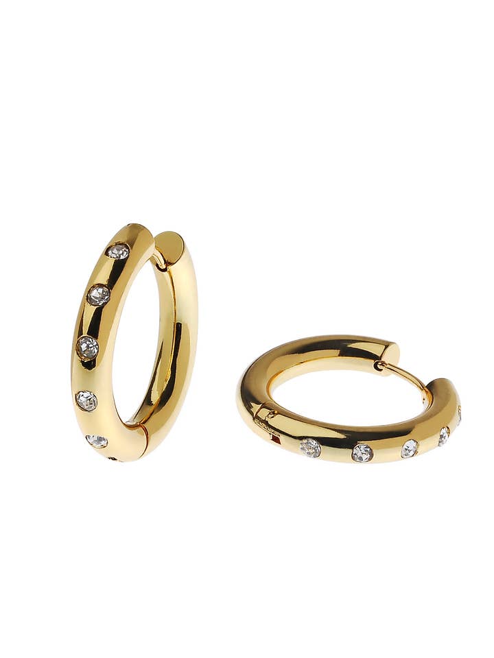 Orecchini a cerchio huggie in acciaio inox Glam Embrace con pietre di cristallo per la vendita all'ingrosso da parte di Oceanic Jewellers - Majique London