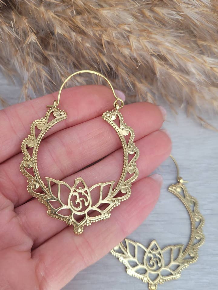 Grandes boucles d'oreilles créoles ethniques tribales dorées Om Yoga pour la vente par Laboheme