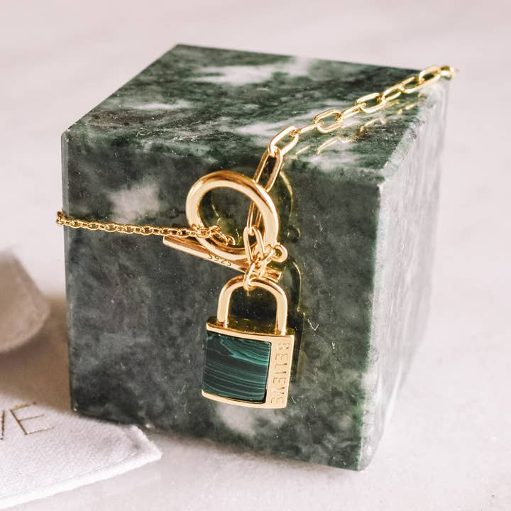 Armband aus 925er Silber mit 18 Karat Vergoldung und Malachit-Vorhängeschloss für den Großhandel von octave paris