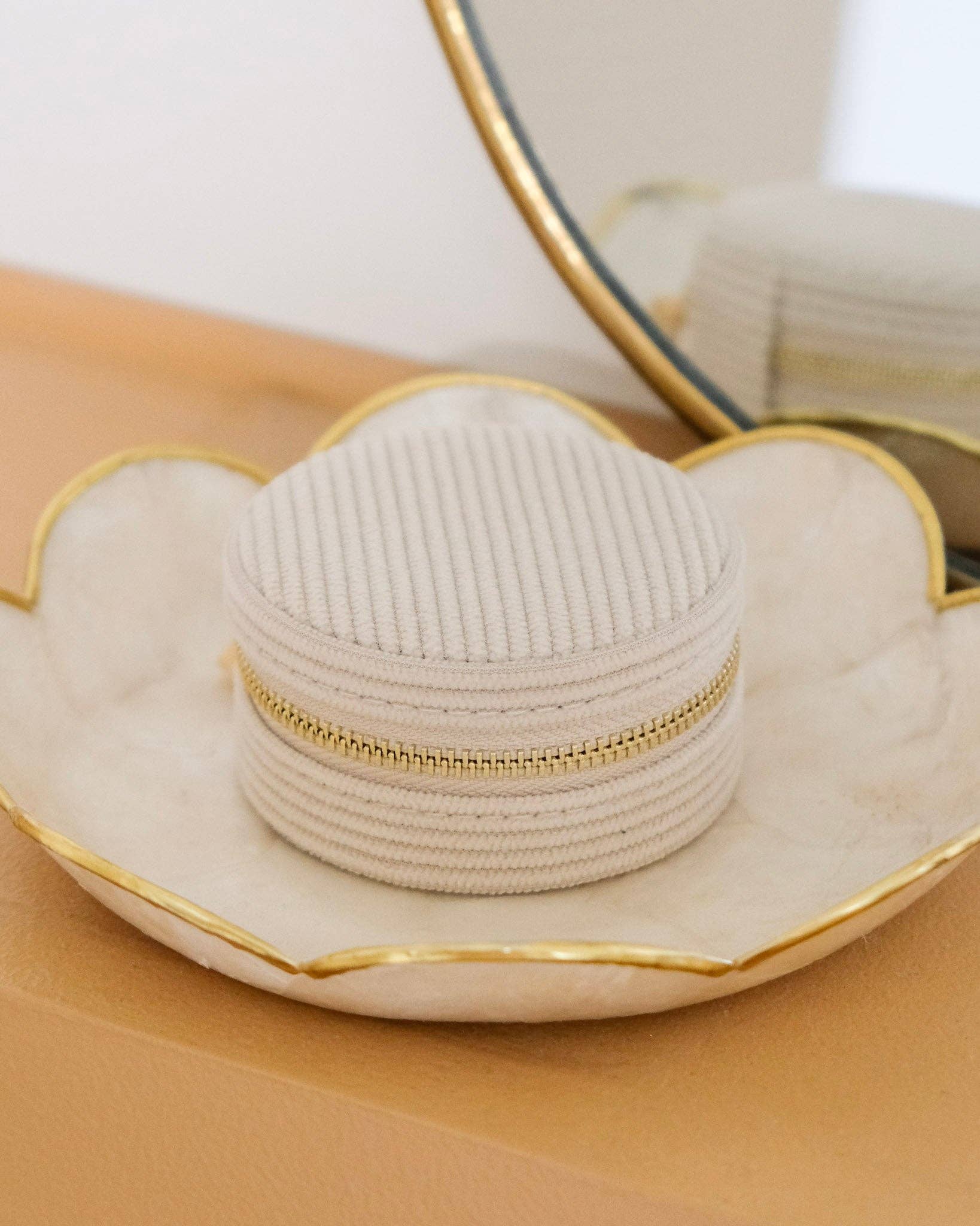 Maison Scarlett – wholesale Jewellery box/organiser – Yvonne corduroy travel jewelry box4