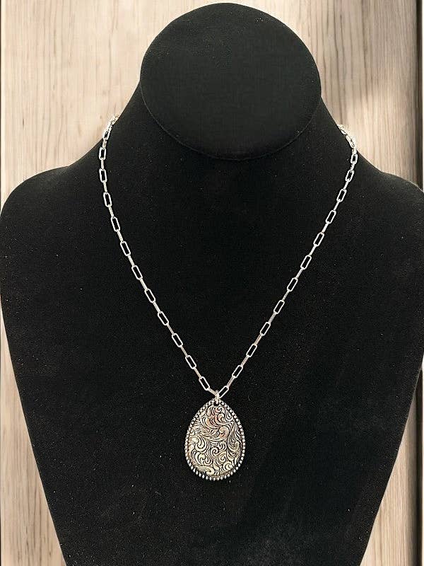 COLLIER PENDENTIF LARME GRAVÉE OCCIDENTALE pour la vente par Andrea Bijoux