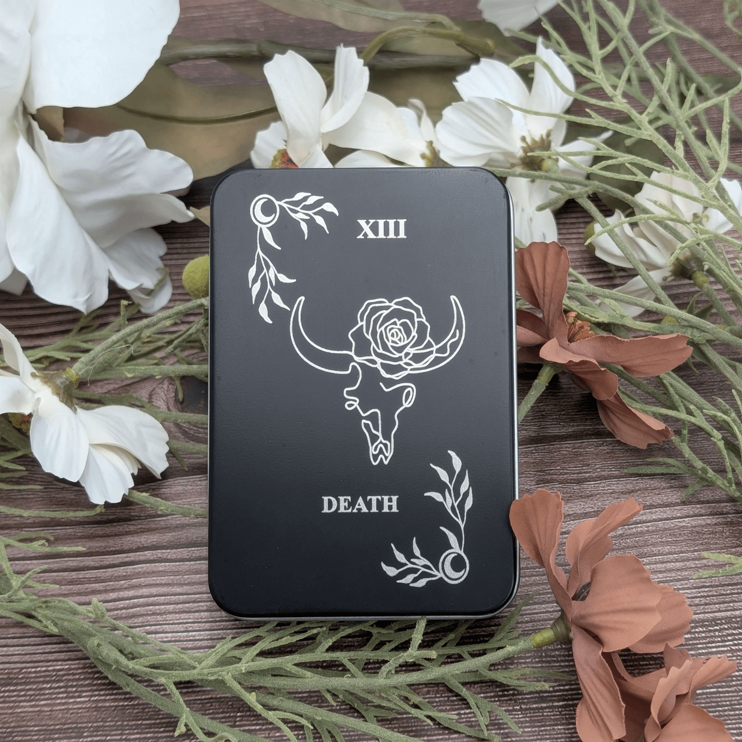 EBONWOOD - Vendita all'ingrosso Dadi - Scatola di Latta per Dadi Ispirata ai Tarocchi – Scegli tra 8 Design Incisi2