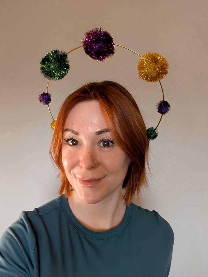 Corona con Pompon Personalizzata: Copricapo per Festival Rinascimentale per la vendita all'ingrosso da parte di Shutterhaus