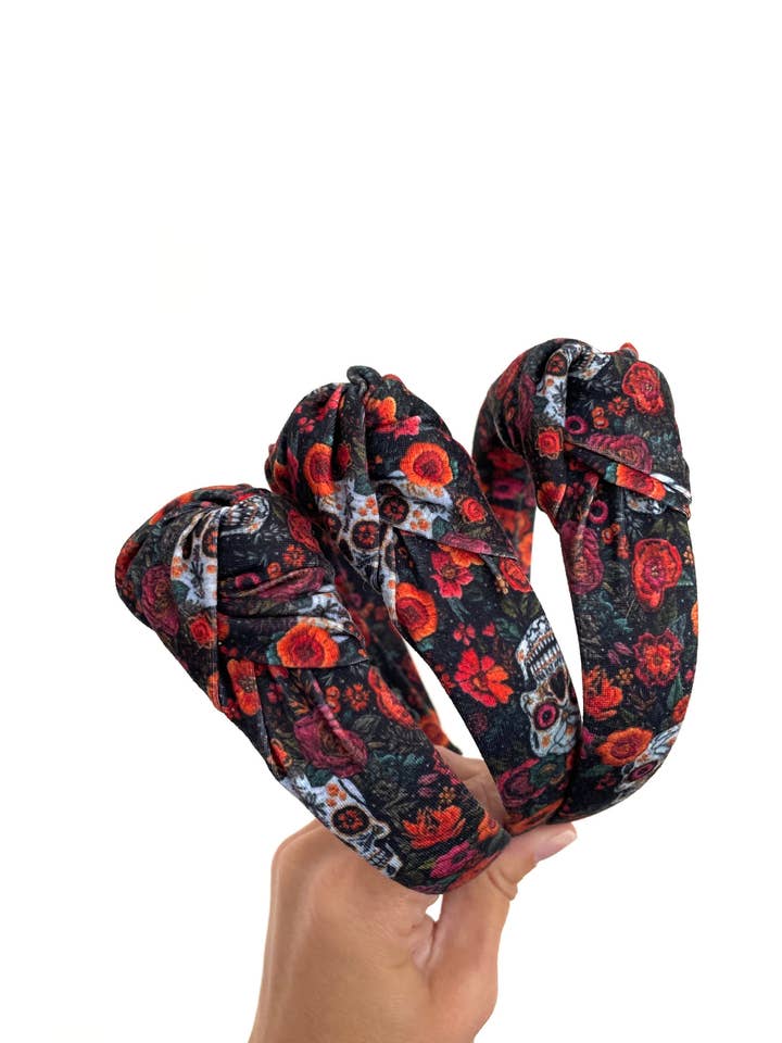 Banda de Cabelo com Caveiras do Dia dos Mortos e Nó Superior Floral por atacado de Brynnbands