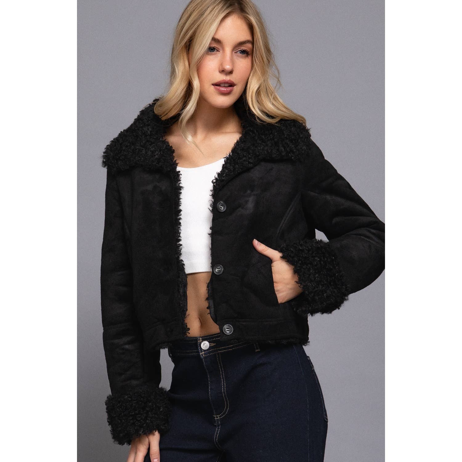 Style Up - Vente Veste – femme - VESTE COURTE EN DAIM PENNY LANE AVEC DÉTAILS EN FOURRURE INTÉRIEURE1