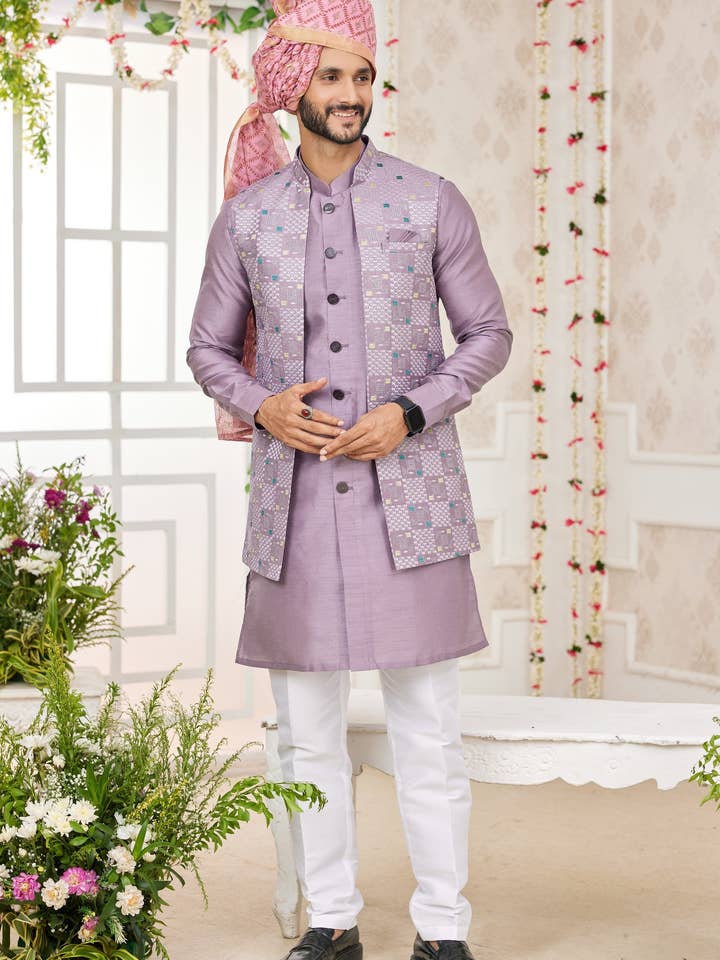 Kurta Pajama en soie d'art violet clair avec veste gilet pour hommes pour festivals et mariage - Travail de broderie pour la vente par HATKE BRIDE