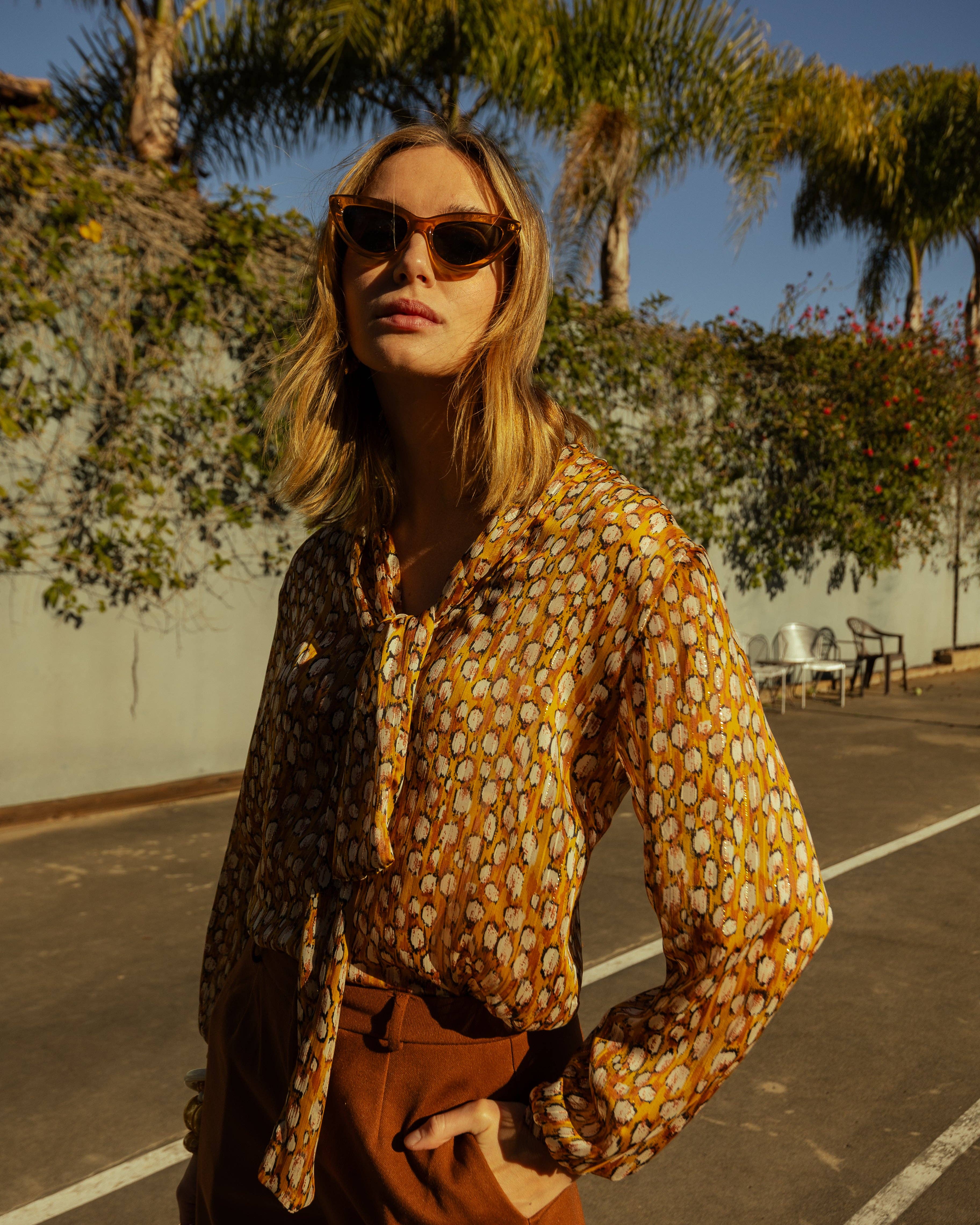 Jennafer Grace – Großhandel Bluse – Damen – Ozelot-Schimmer-Krawattenbluse6