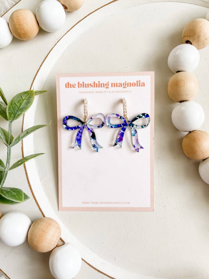 Brincos Pendurados com Laço Floral Roxo por atacado de The Blushing Magnolia