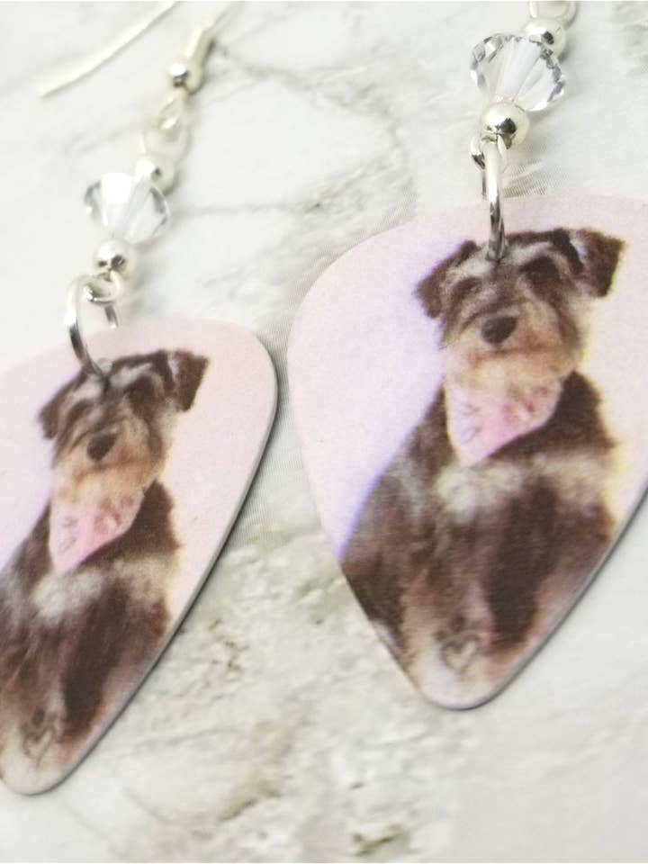 Boucles d'oreilles Schnauzer avec bandana pour guitare et scie transparente pour la vente par Simply Raevyn