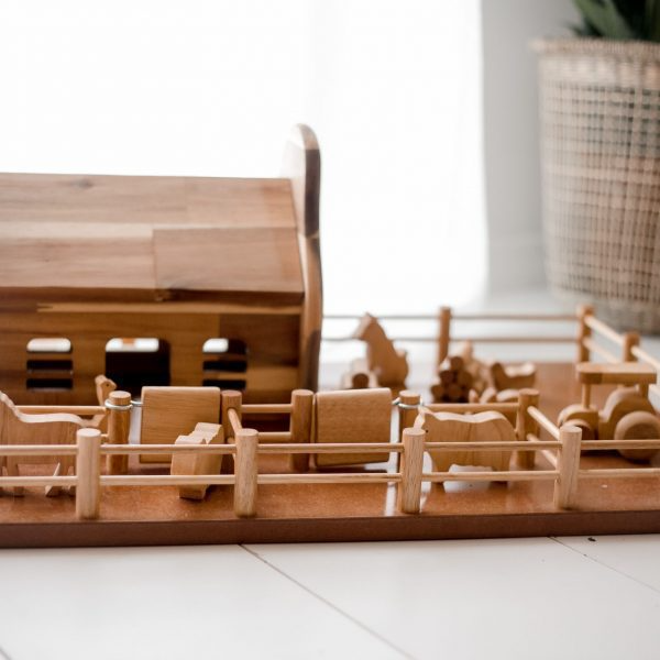 Q Toys - Wholesale Wood toy – Child - Farm Barn Wooden Play Set for Kids2