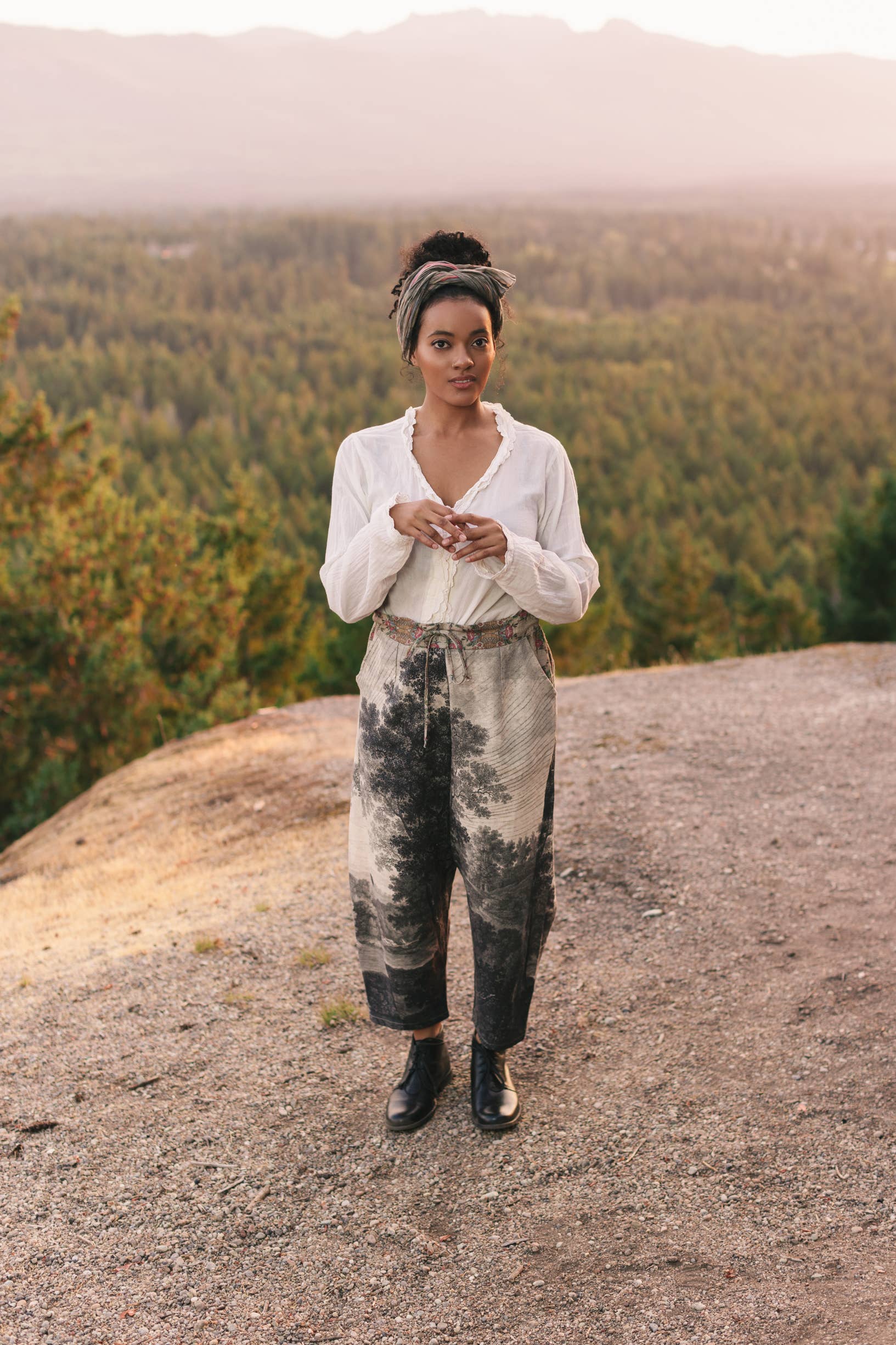 Market of Stars (USA) – Calças - Mulher por atacado – Calça cropped artística Still I Rise em linho com estampa de mulher e nascer do sol7