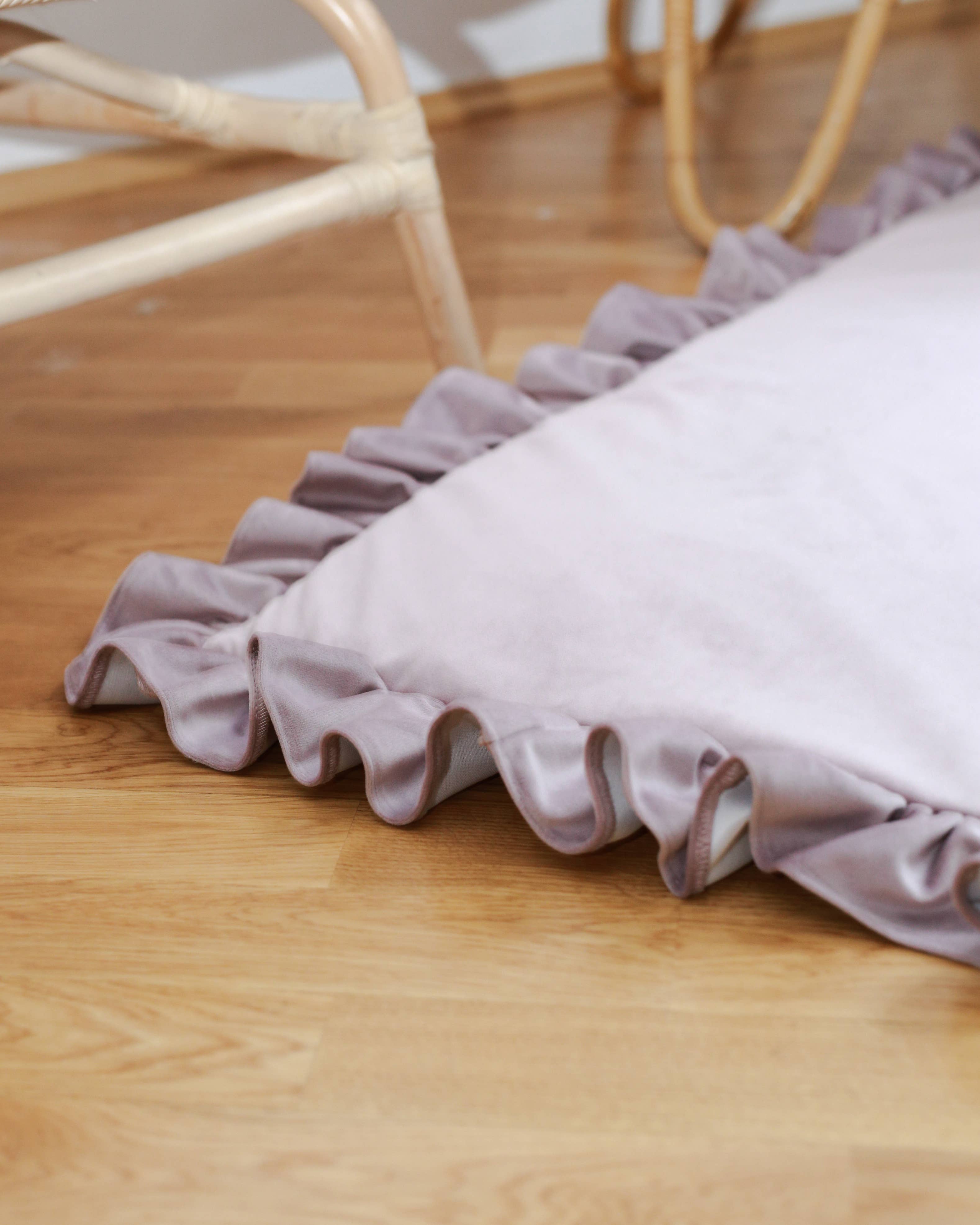 Babyly – Engroshandel Legemåtte - Børn og baby – Velour legetæppe med skum og flæser (6 farver)1