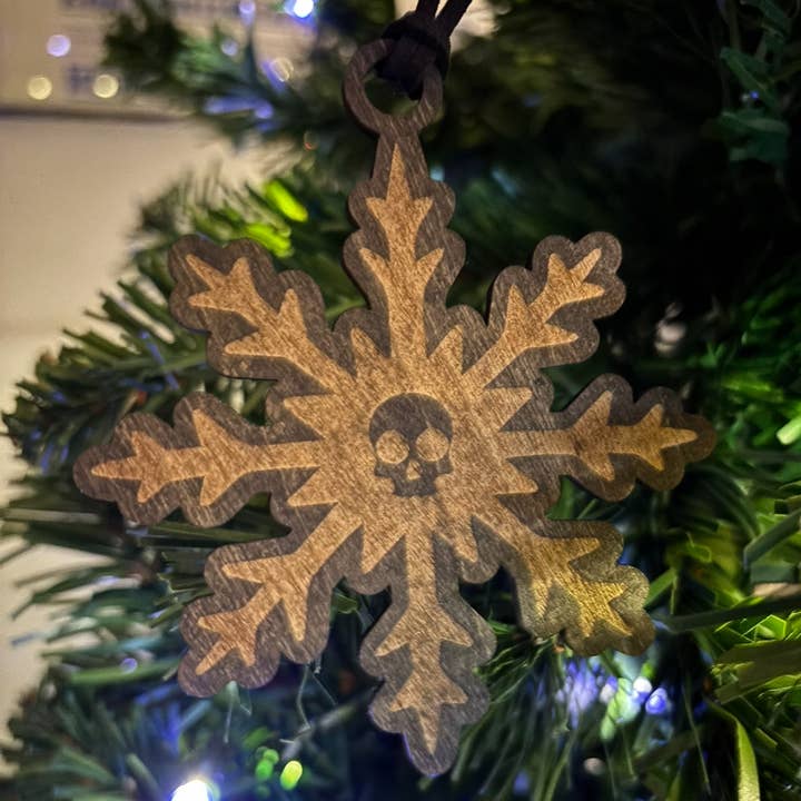 Skelet snefnug farvet ornament med læderrem for engroshandel hos The Pumpkin Empress