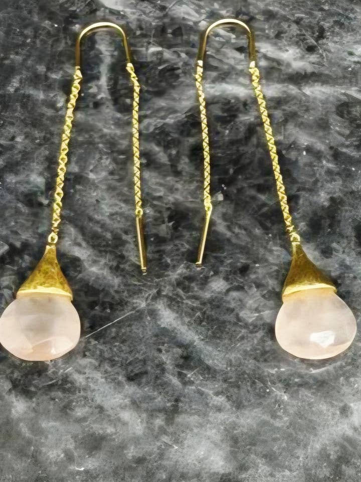 Orecchini Lunghi a Goccia Poetica Quarzo Rosa per la vendita all'ingrosso da parte di Atelier Leblanc