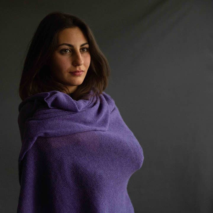 Francesca Stola: Leichter, gestrickter Kaschmir-Schal in Lavendel, Cod. 810 für den Großhandel von C.C.&Co.Srl