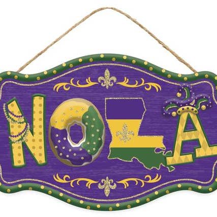 12,5 ”L x 7,5" H Nola ramskylt - AP7842 för wholesale av White Bayou Wreaths & Supply