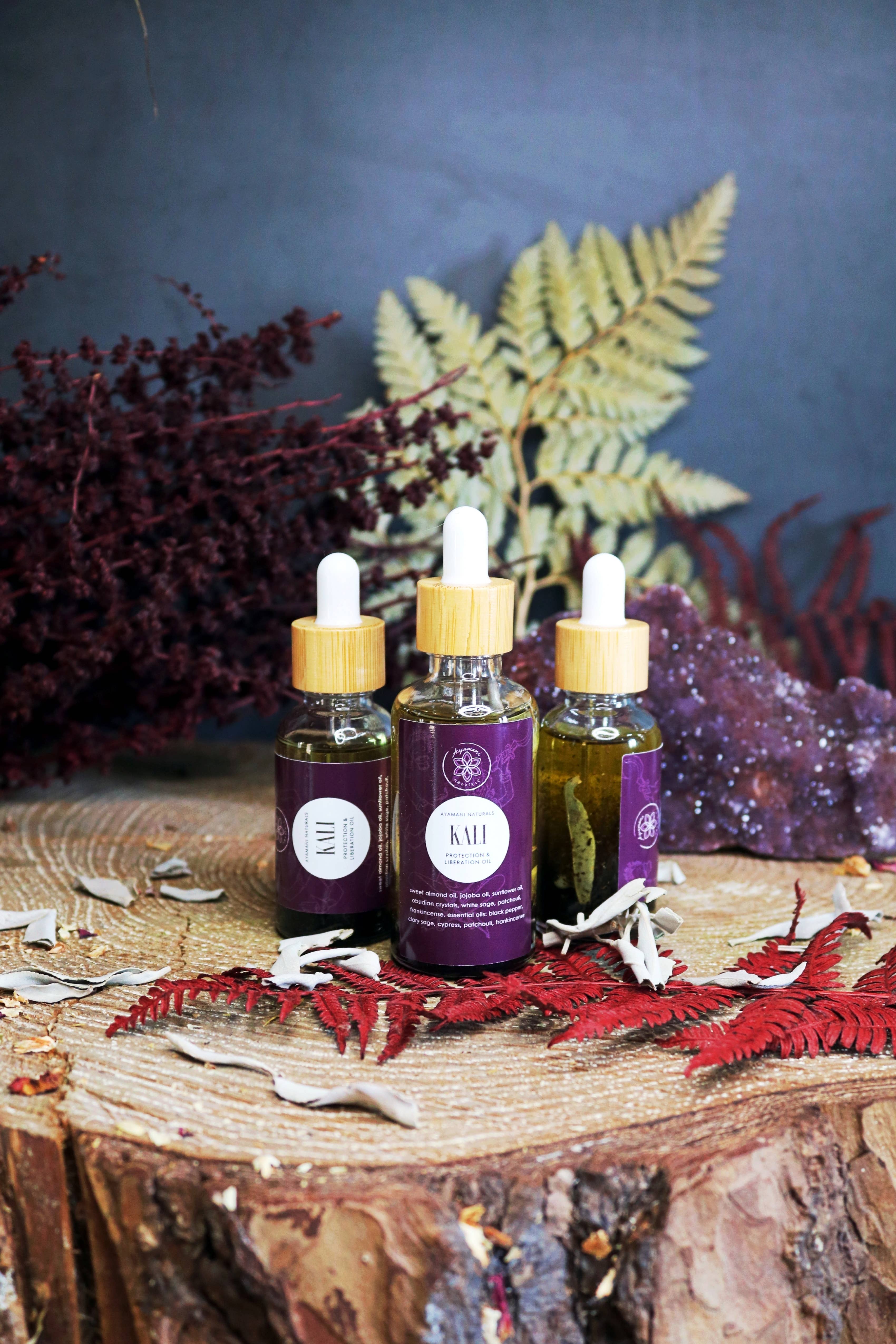 Ayamani Naturals - Vente Huile essentielle - Huile KALI | Huile rituelle et corporelle avec cristaux2