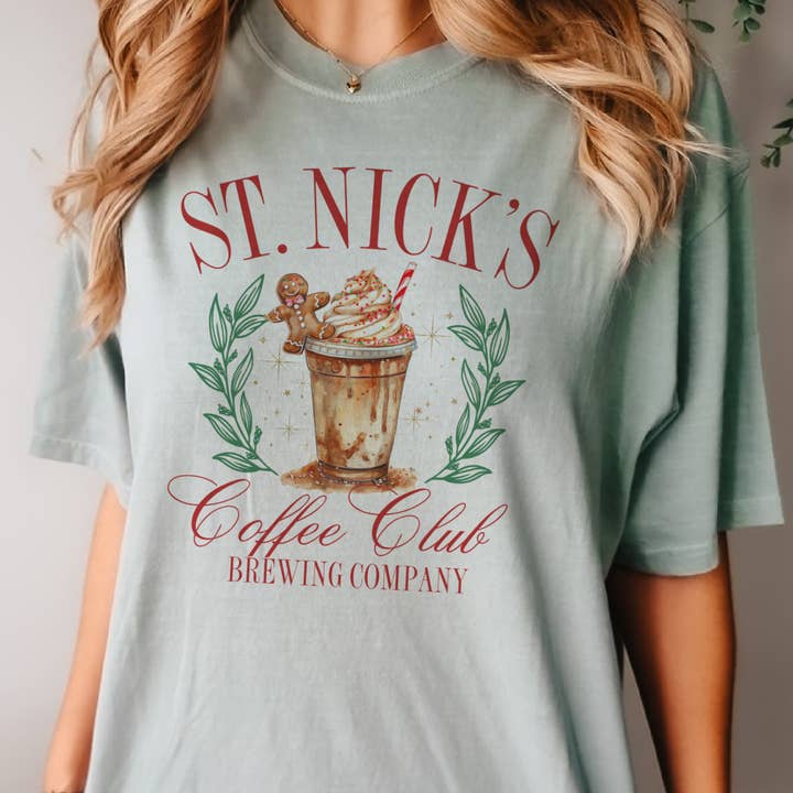 Par.tees by Party On! – Großhandel T-Shirt mit Siebdruck – Damen – St. Nicks Weihnachtskaffee-Club Weihnachtsgrafik-T-Shirt4