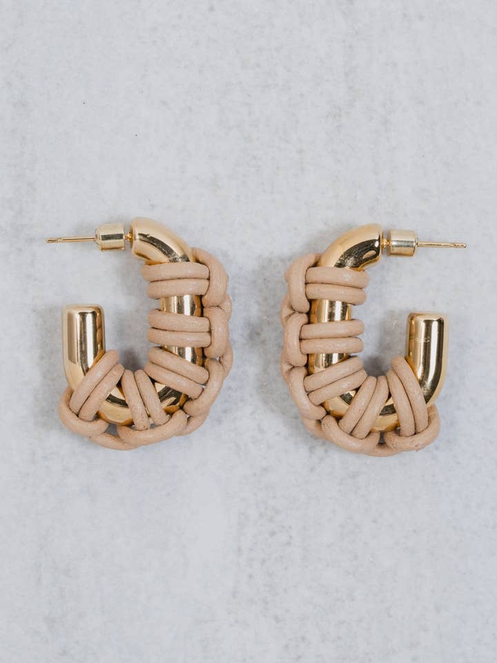 Boucle d'oreille en macramé de cuir Jacky pour la vente par Daydream Weaver