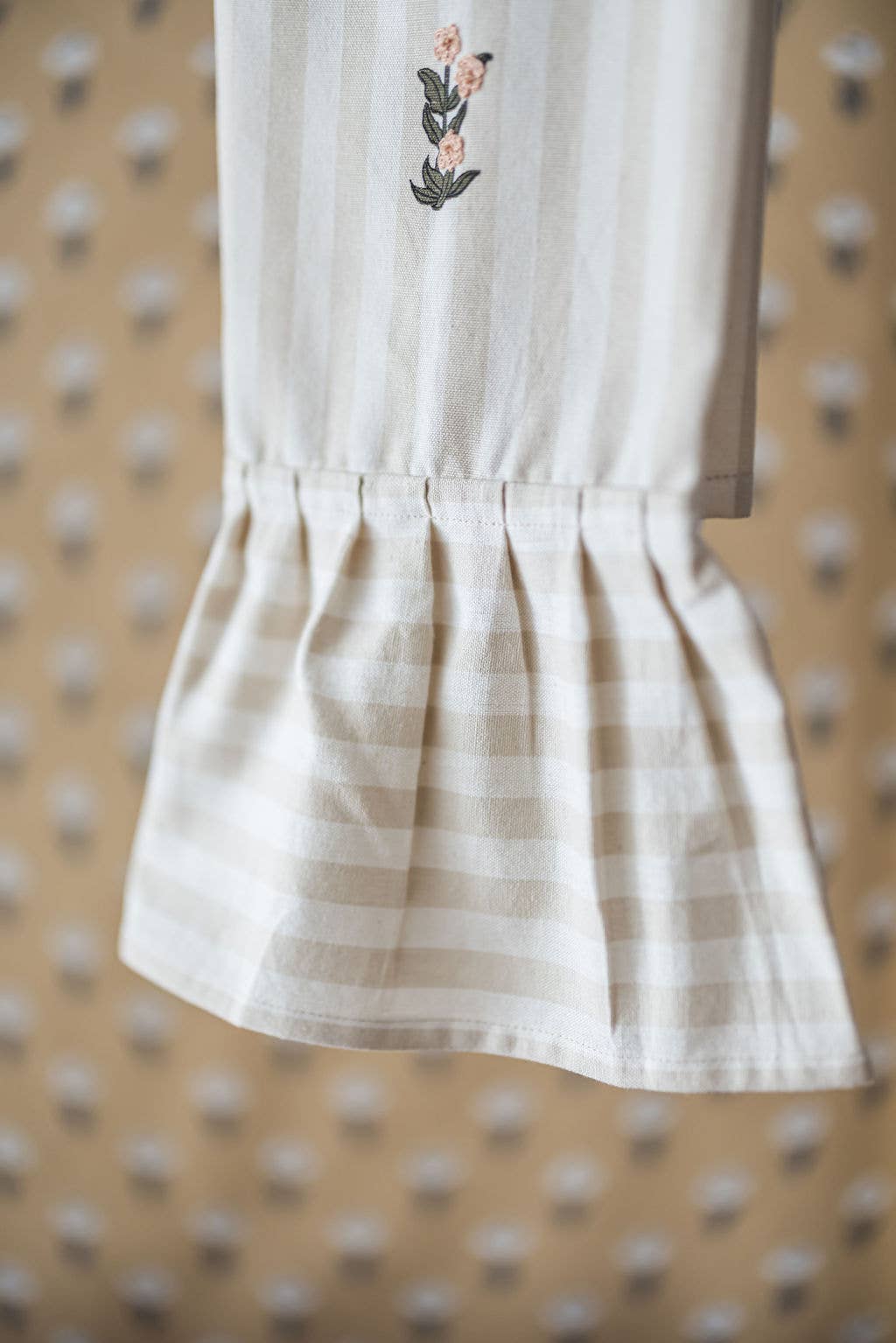 Galley and Fen - Vendita all'ingrosso Strofinacci - Panno da cucina Frances con volant e ricamo floreale2