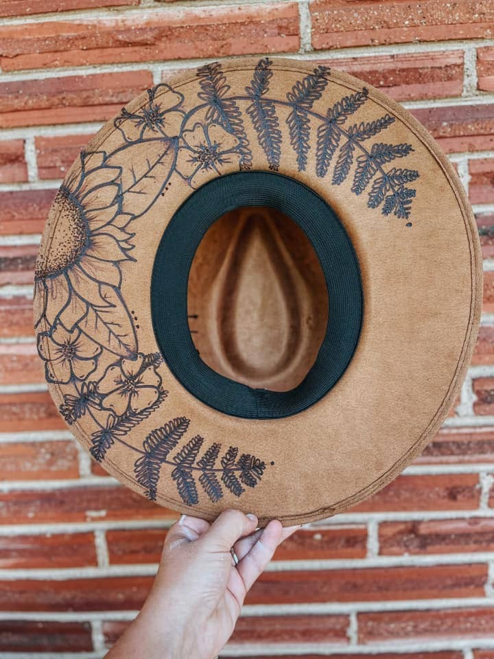 River Valley Co. - Vente Chapeau en feutre - femme - Chapeau fedora western brûlé avec allumettes, carte à jouer et motif floral2