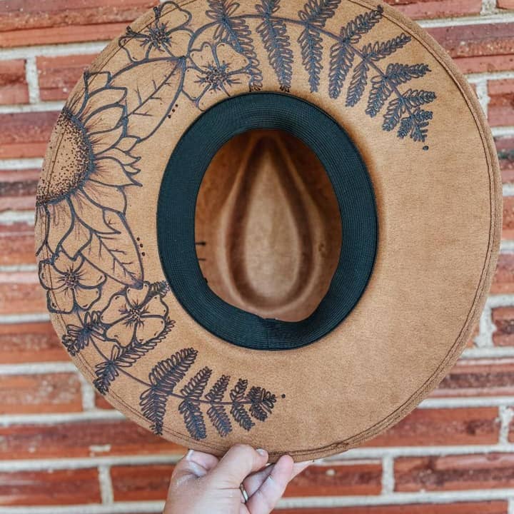 River Valley Co. - Vente Chapeau en feutre - femme - Chapeau fedora western brûlé avec allumettes, carte à jouer et motif floral2