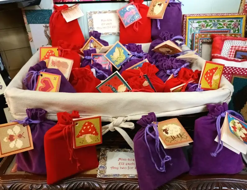 Gustaf's Gallery – wholesale Embroidery/cross-stitch supplies – Bee Tapestry Mini-kit, Easy to Do, Kid's Craft0