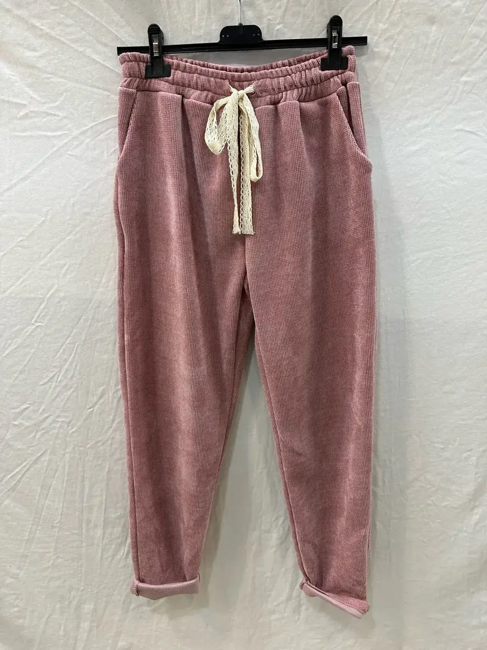 Mimi & Gogo – wholesale Mjukis- och joggingbyxor – Dam – Velour joggingbyxor med spets och resår i midjan, två fickor, one size för storlek 36–4212