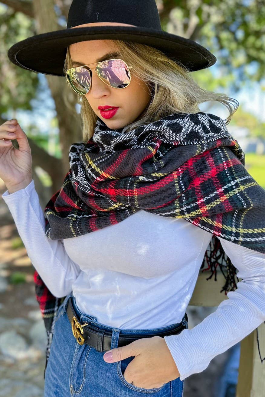 Nero Poncho reversibile bifacciale nero e leopardato con bottone in vendita all'ingrosso su Faire2