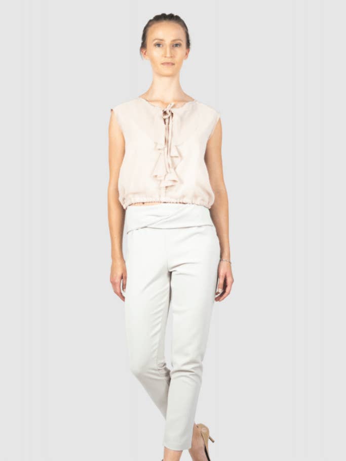 Romance - Pantalon gris avec une touche pour la vente par Lia & Saora GmbH