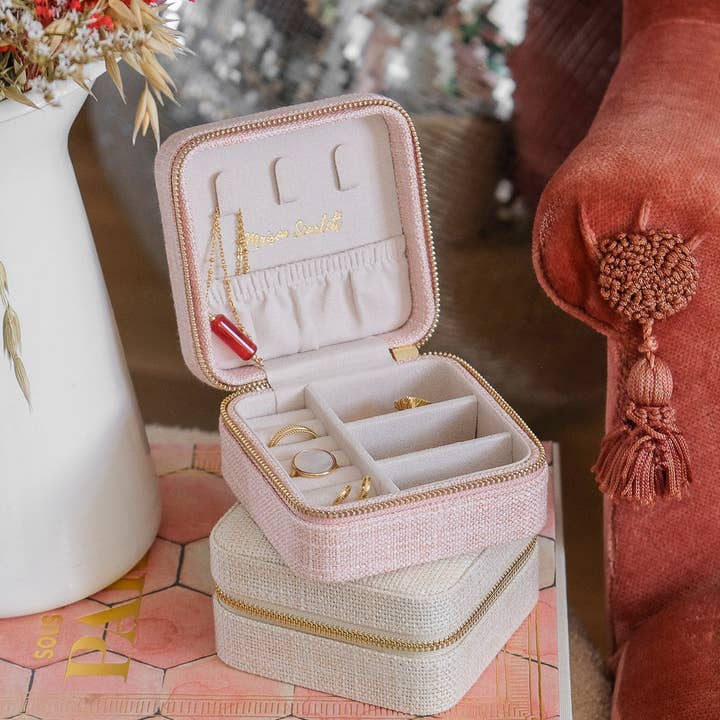 Maison Scarlett - Wholesale Jewelry Box/Organizer - Corinne linen travel jewelry box6