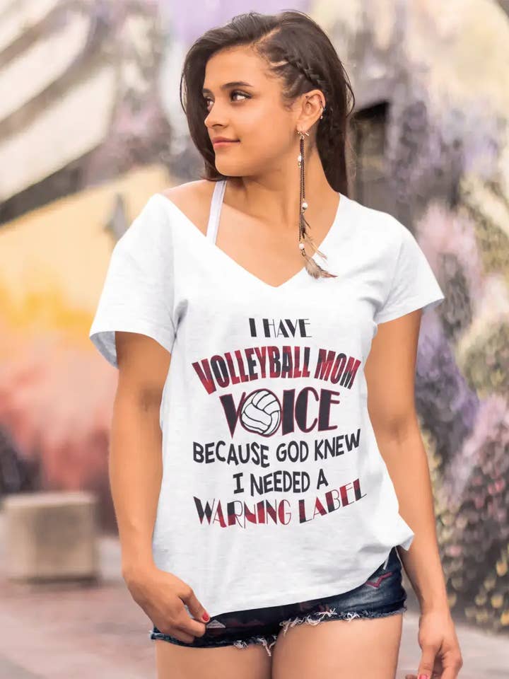 ULTRABASIC T-shirt met V-hals voor dames I Have a Volleyball Mom Voice - Grappig citaat voor wholesale door ULTRABASIC