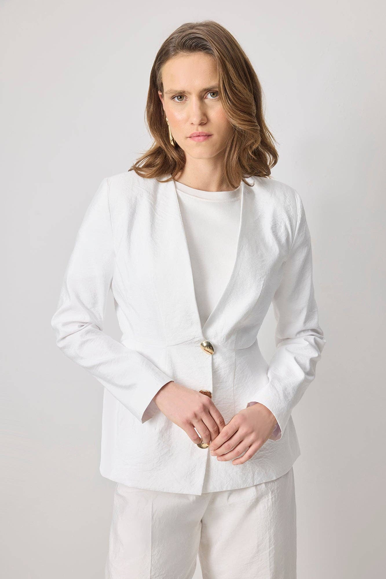 Hvid FIGURSYET BLAZER I CUPRO-LOOK MED DETALJER I GULDKNAPPER for engroshandel på Faire1