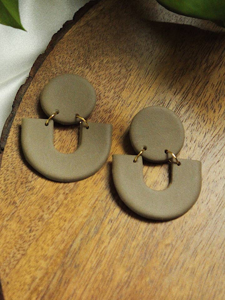 Tan U-Shape örhängen för wholesale av Gold + Sage