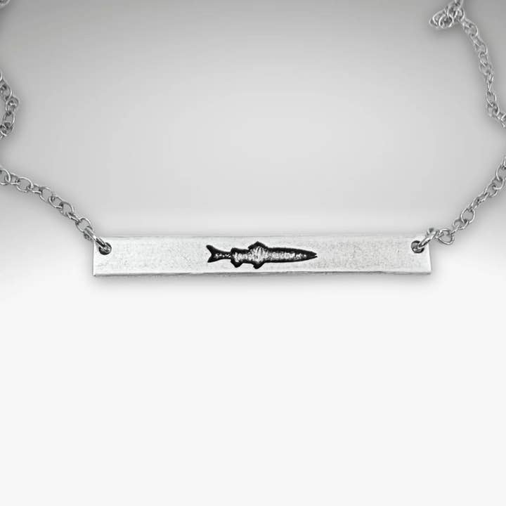 Colar Fishing Around por atacado de Daphne Lorna