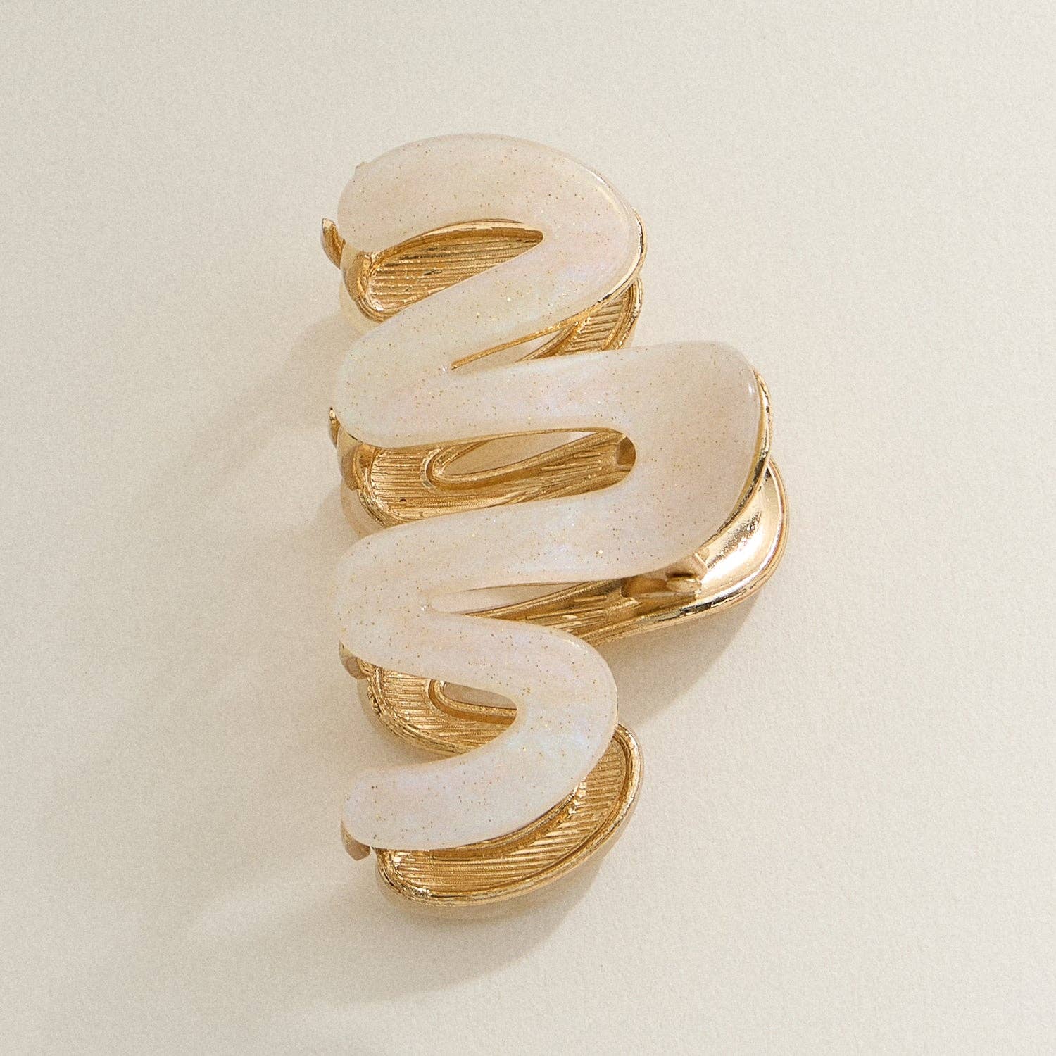 Frem – wholesale Hårklämma - Dam – Matt vågig klämma med gulddetaljer – Liten hårklämma för halvuppsättningar6