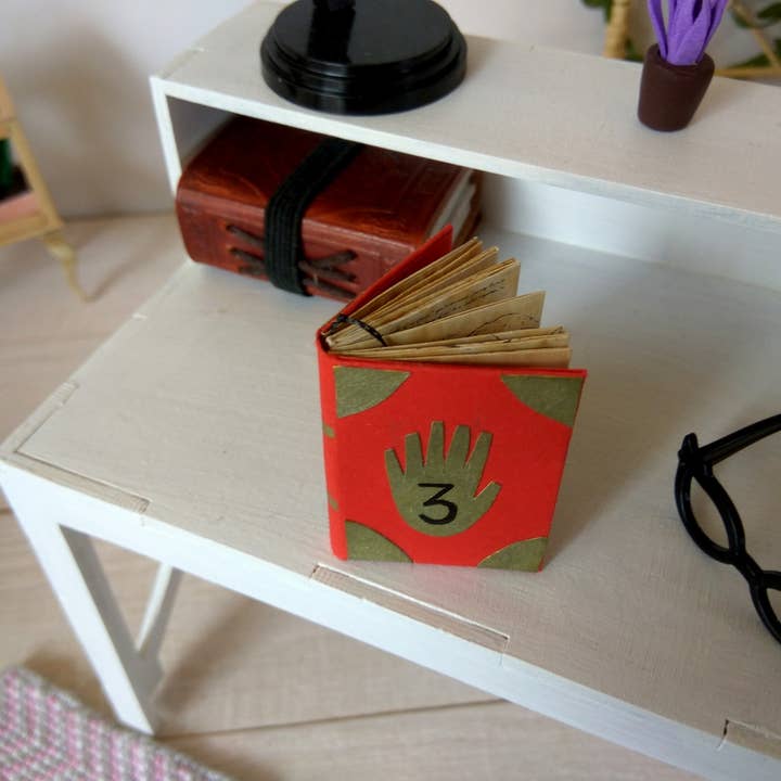 Lenasminiland - Vente Accessoire de poupée – enfant - Livre d'automne miniature Gravity avec pages de texte. Mystery Shack2