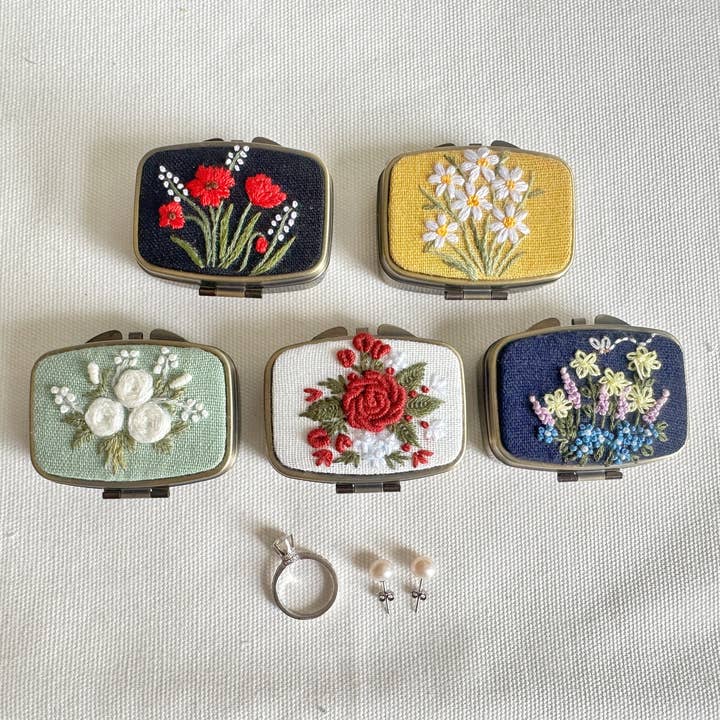 Quince Fables - Wholesale Jewelry Box/Organizer - Floral Embroidered Rectangle Mini Jewelry Box With Mirror ✅3