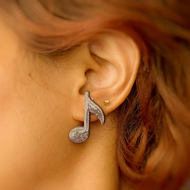 Musical Notes Statement-Ohrstecker — auf Bestellung von Hand gefertigt für den Großhandel von Naoi