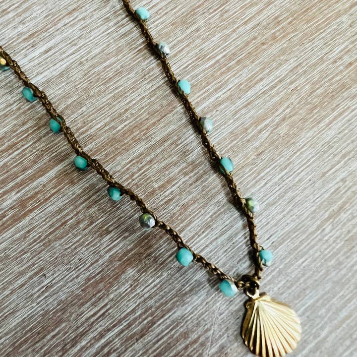 Twist Style - Wholesale Pendant/Charm Necklace - Dainty Beachside Blue Beads With Gold Plated Shell Charm