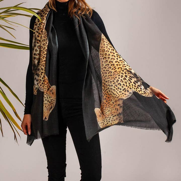 Bufanda de cachemira y seda negra con estampado de dos leopardos para venta al por mayor de Black
