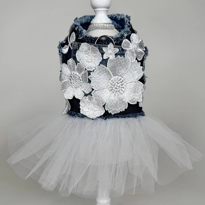 Robe Bouquet Chantilly Noix de Coco pour la vente par Heads or Tails Pup