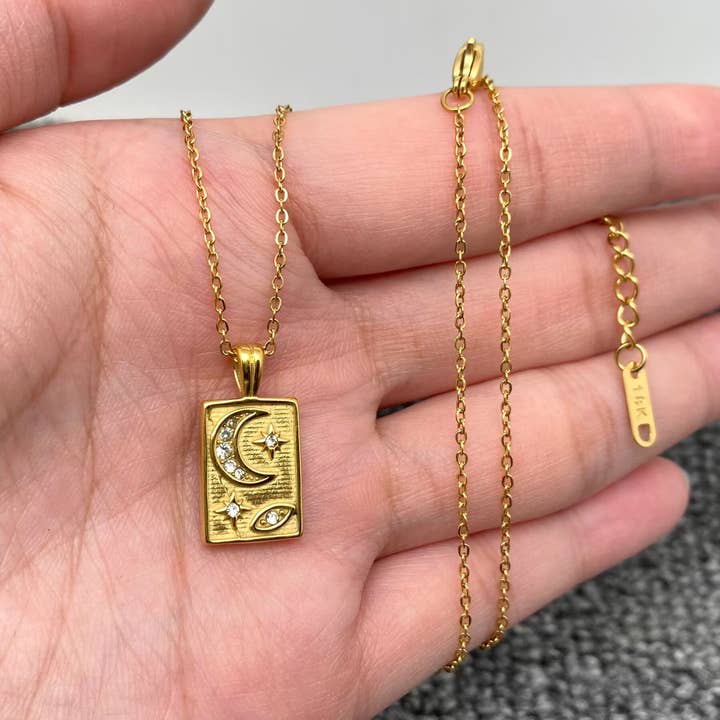 Collana con Ciondolo Stella Luna Quadrato Placcata in Oro 18K - FGS/MS per la vendita all'ingrosso da parte di Mio Queena